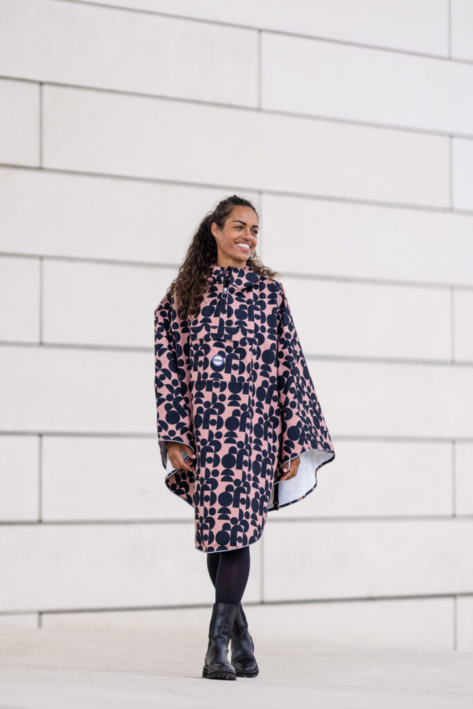 Clesvelos-le temps des grenouilles-cape-rose noir motifs-vue1