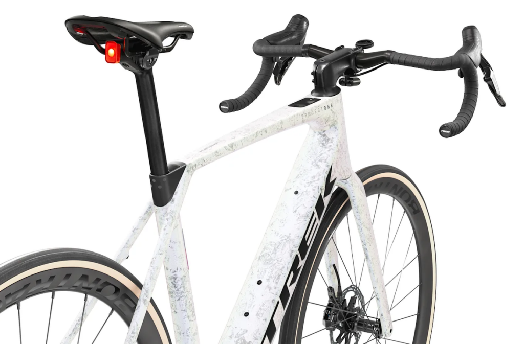 C.lesvelos-Trek-Domane+-SL-7-AXS-Mother of PearlSilver Marble-vue4
