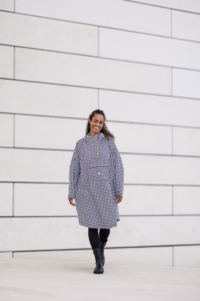 Clesvelos-le temps des grenouilles-poncho-blanc noir motifs-vue1