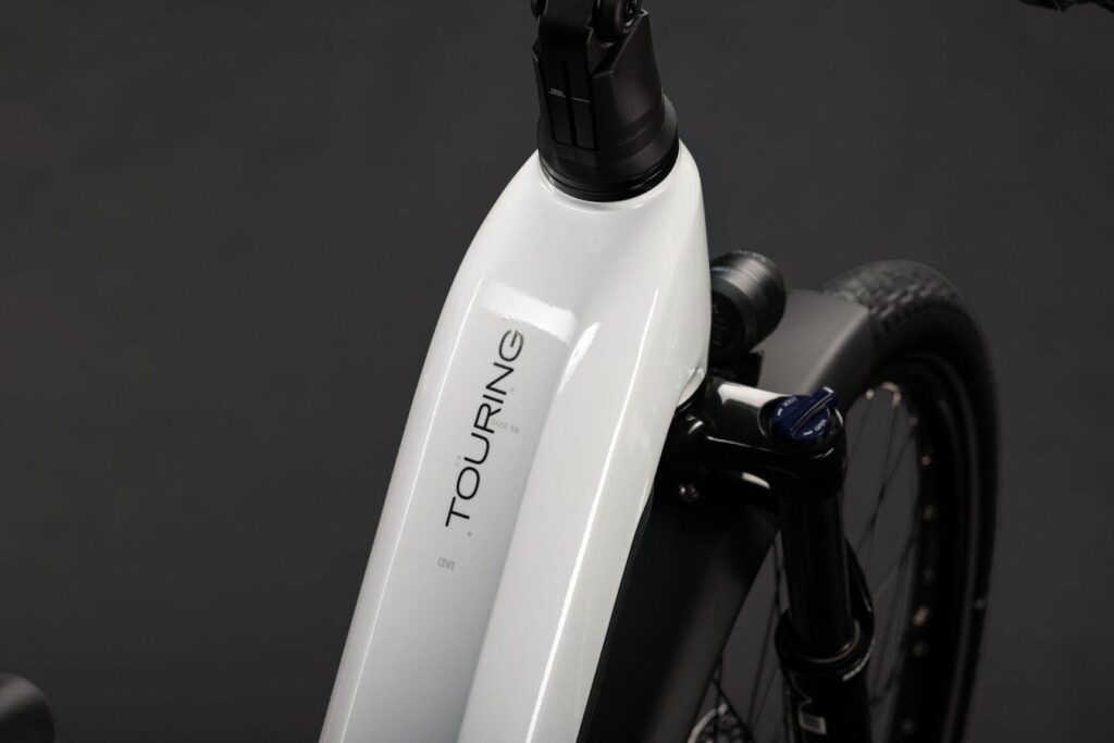 C.lesvelos-Cube-Touring-Hybrid-One-600-blanc-vue2