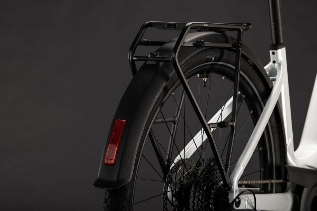 C.lesvelos-Cube-Touring-Hybrid-One-600-blanc-vue3