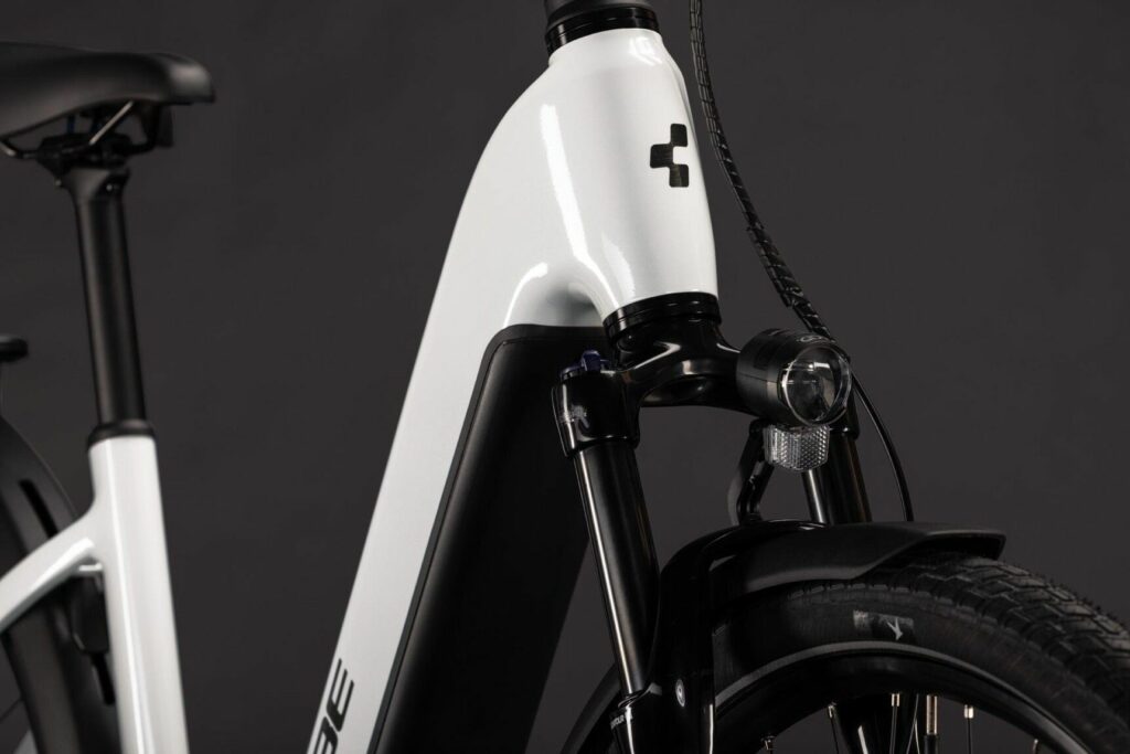 C.lesvelos-Cube-Touring-Hybrid-One-600-blanc-vue4