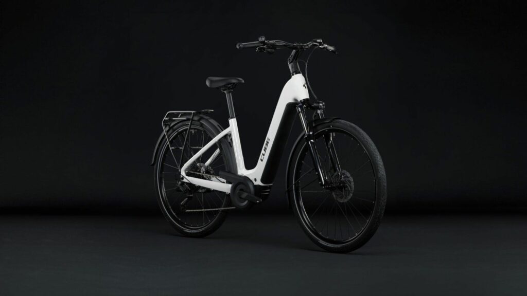 C.lesvelos-Cube-Touring-Hybrid-One-600-blanc-vue5