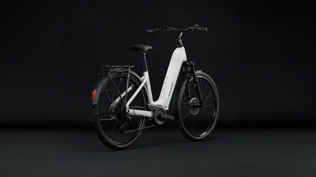 C.lesvelos-Cube-Touring-Hybrid-One-600-blanc-vue6
